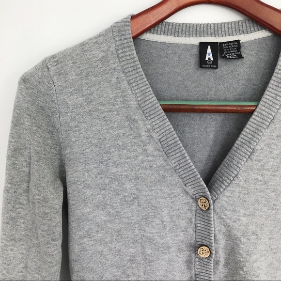 Cardigan with contrast buttons - Picture 2 of 4